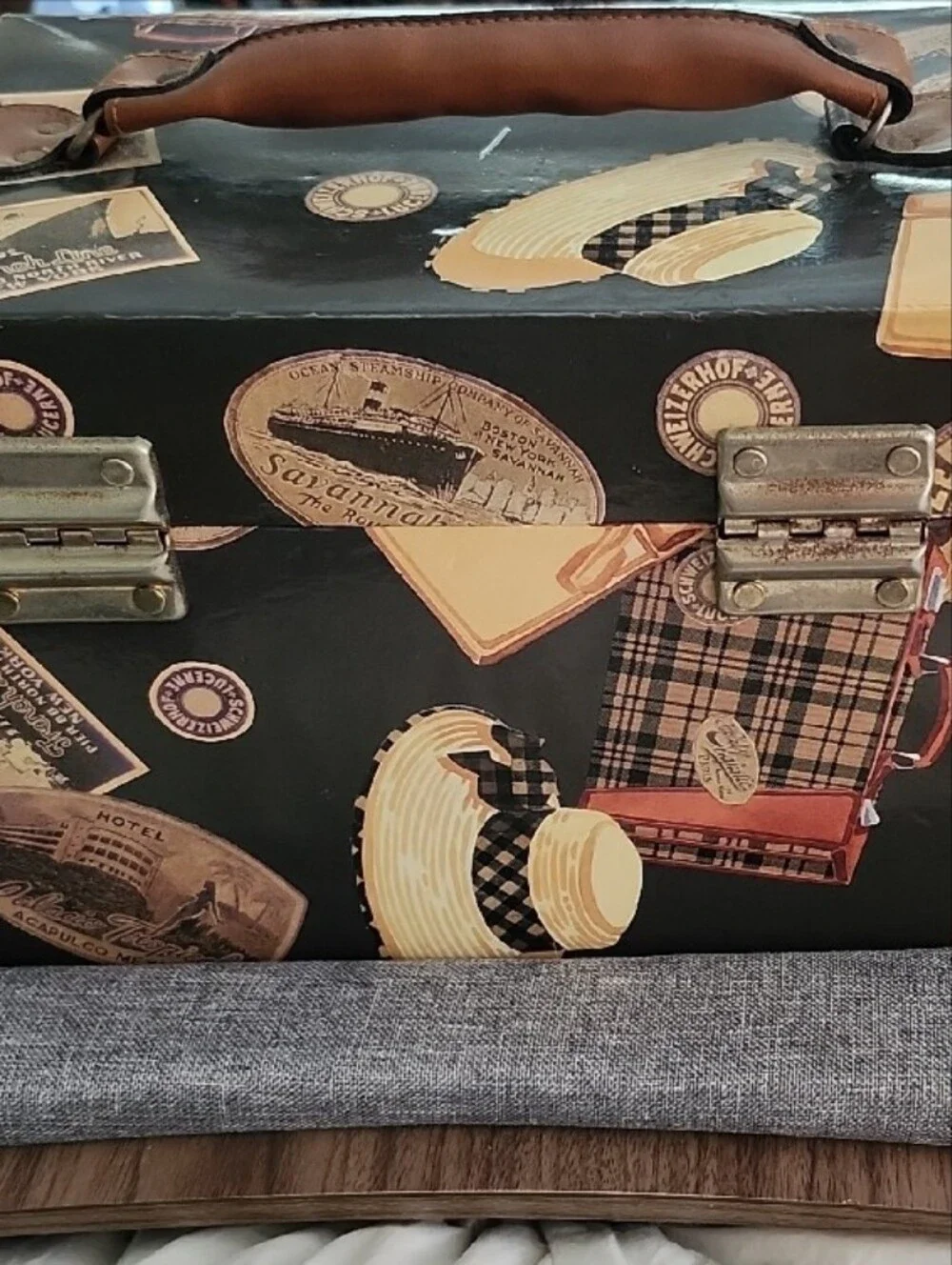 Travel-Themed Jewelry Storage Box in Black and Brown